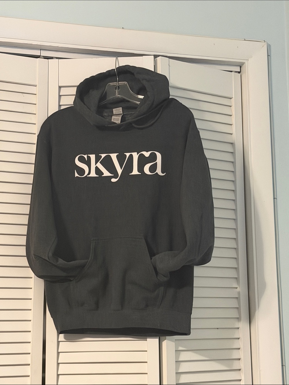 Gildan SKYRA  Men's Black Logo Hoodie Sweatshirt w/ pouch Pockets & Ribbed Cuff